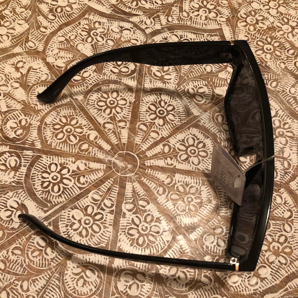 NWT Black & Gold Trendy Statement Sunglasses - Picture 8 of 8